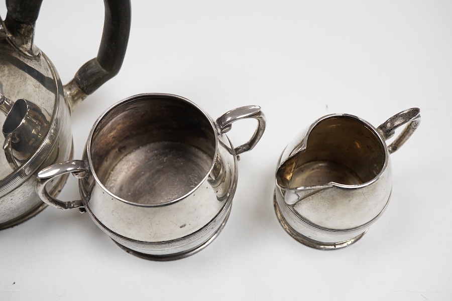 An Edwardian silver three piece bachelor's tea set, with reeded band, by Henry Stratford Ltd, Sheffield, 1909, gross weight 19oz.